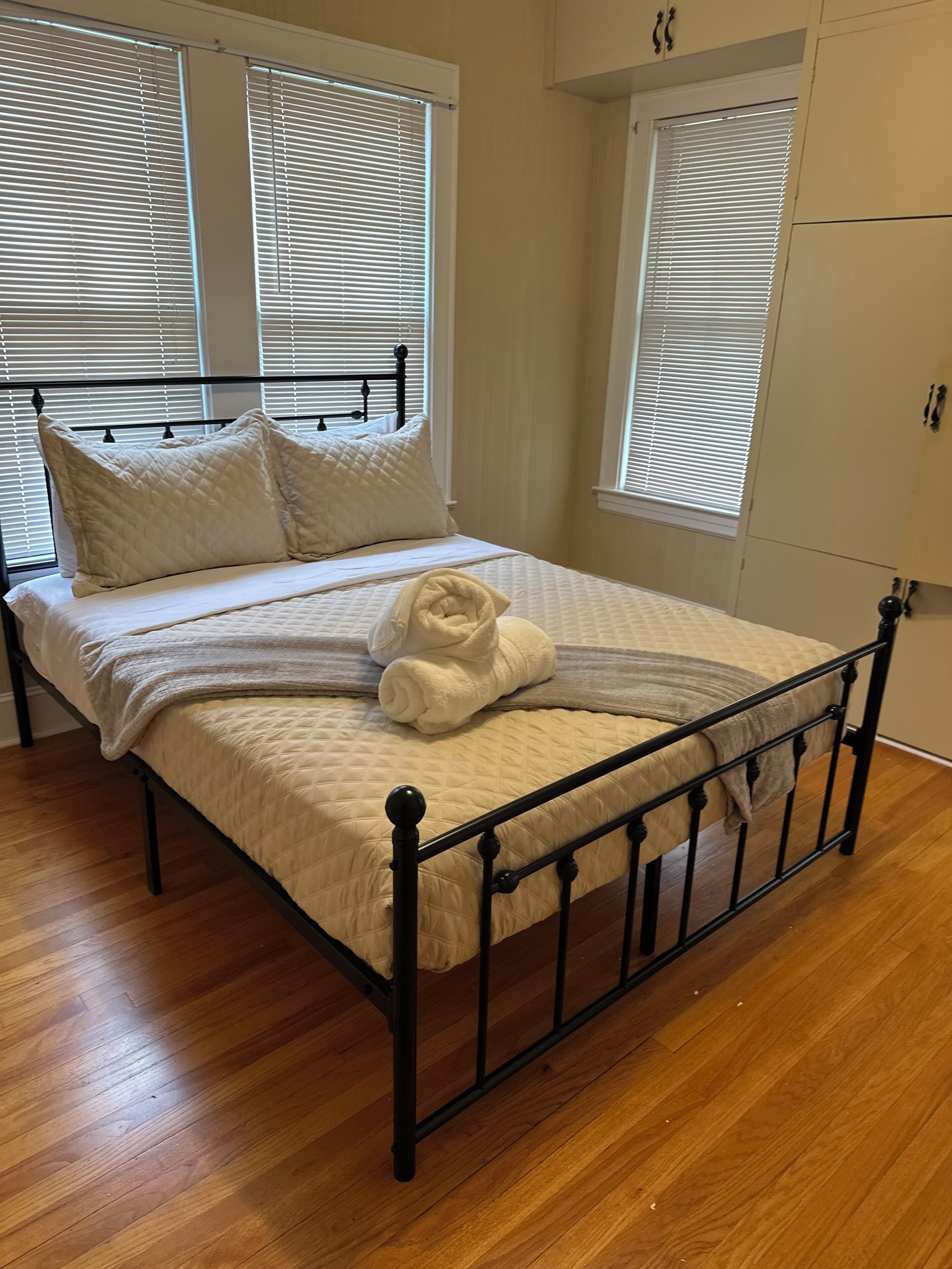 Iron/ironing board, WiFi, bed sheets