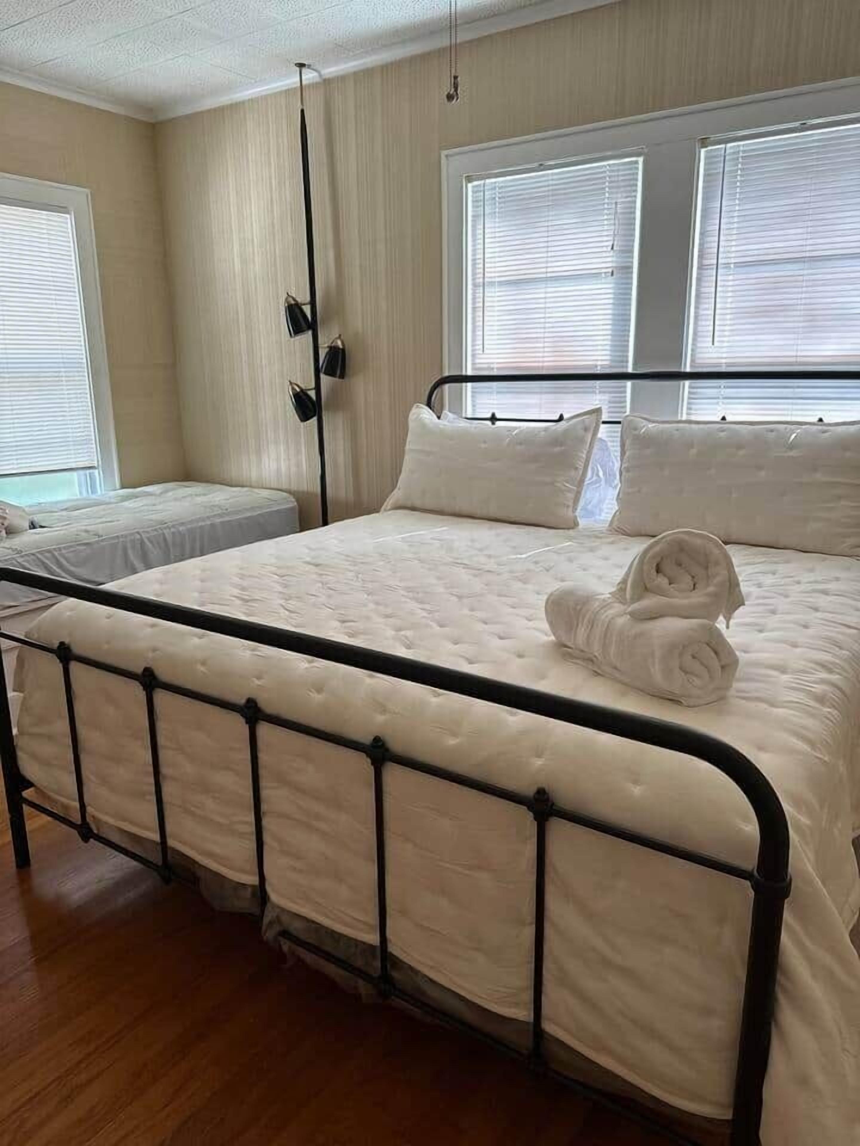 3 habitaciones, tabla de planchar con plancha, wifi y ropa de cama 