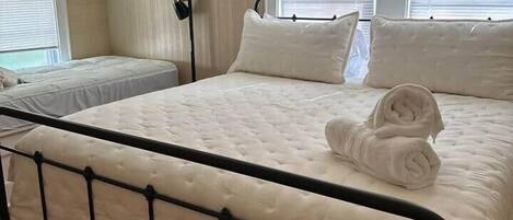 3 habitaciones, tabla de planchar con plancha, wifi y ropa de cama