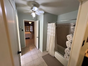 3 bedrooms, iron/ironing board, WiFi, bed sheets - Charming 3-bedroom house 20 min. To downtown Austin, 20 min. To Dripping Springs (Austin)