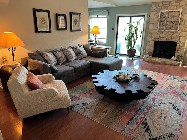 Smart TV - Charming 3-bedroom house 20 min. To downtown Austin, 20 min. To Dripping Springs (Austin)