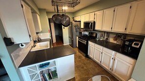 Paper towels - Charming 3-bedroom house 20 min. To downtown Austin, 20 min. To Dripping Springs (Austin)