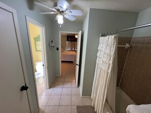 Hair dryer, towels, soap, shampoo - Charming 3-bedroom house 20 min. To downtown Austin, 20 min. To Dripping Springs (Austin)