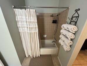 Hair dryer, towels, soap, shampoo - Charming 3-bedroom house 20 min. To downtown Austin, 20 min. To Dripping Springs (Austin)