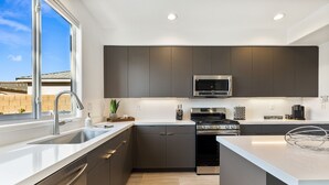 Fridge, microwave, stovetop, dishwasher - Roadrunner by Nest Villas | Entertainer's Dream! (Indio)