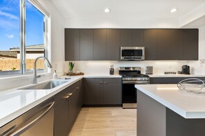 Fridge, microwave, stovetop, dishwasher - Roadrunner by Nest Villas | Entertainer's Dream! (Indio)