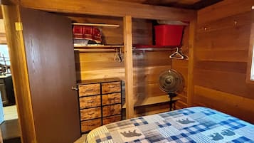 2 bedrooms, travel crib, free WiFi, bed sheets