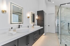 Regadera, secadora de cabello, bidet, toallas