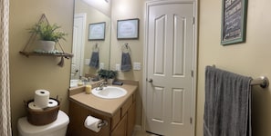 Hair dryer, towels, soap, toilet paper - The Corner Haven - a cozy, peaceful home in the heart of Utah County! (Springville)