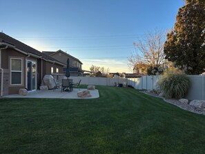 Outdoor dining - The Corner Haven - a cozy, peaceful home in the heart of Utah County! (Springville)
