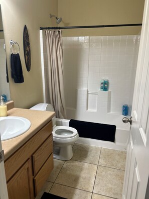 Hair dryer, towels, soap, toilet paper - The Corner Haven - a cozy, peaceful home in the heart of Utah County! (Springville)