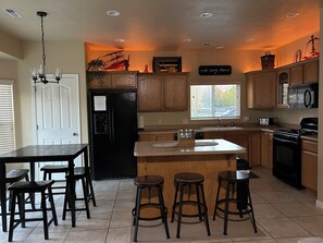 Microwave, oven, stovetop, dishwasher - The Corner Haven - a cozy, peaceful home in the heart of Utah County! (Springville)