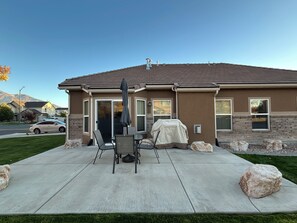 Outdoor dining - The Corner Haven - a cozy, peaceful home in the heart of Utah County! (Springville)