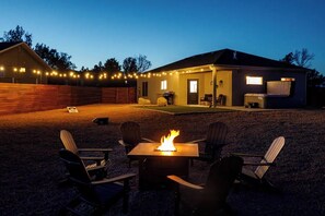 Terrace/patio - Kanab Retreat - Hot Tub, EV Charger, Near Zion (Kanab)