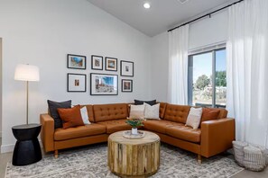 Smart TV - Kanab Retreat - Hot Tub, EV Charger, Near Zion (Kanab)
