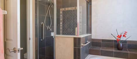 Secadora de cabello, toallas, jabón, papel de baño