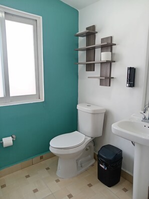 Douche, serviettes fournies, savon, papier toilette