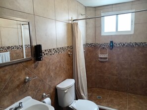 Douche, serviettes fournies, savon, papier toilette