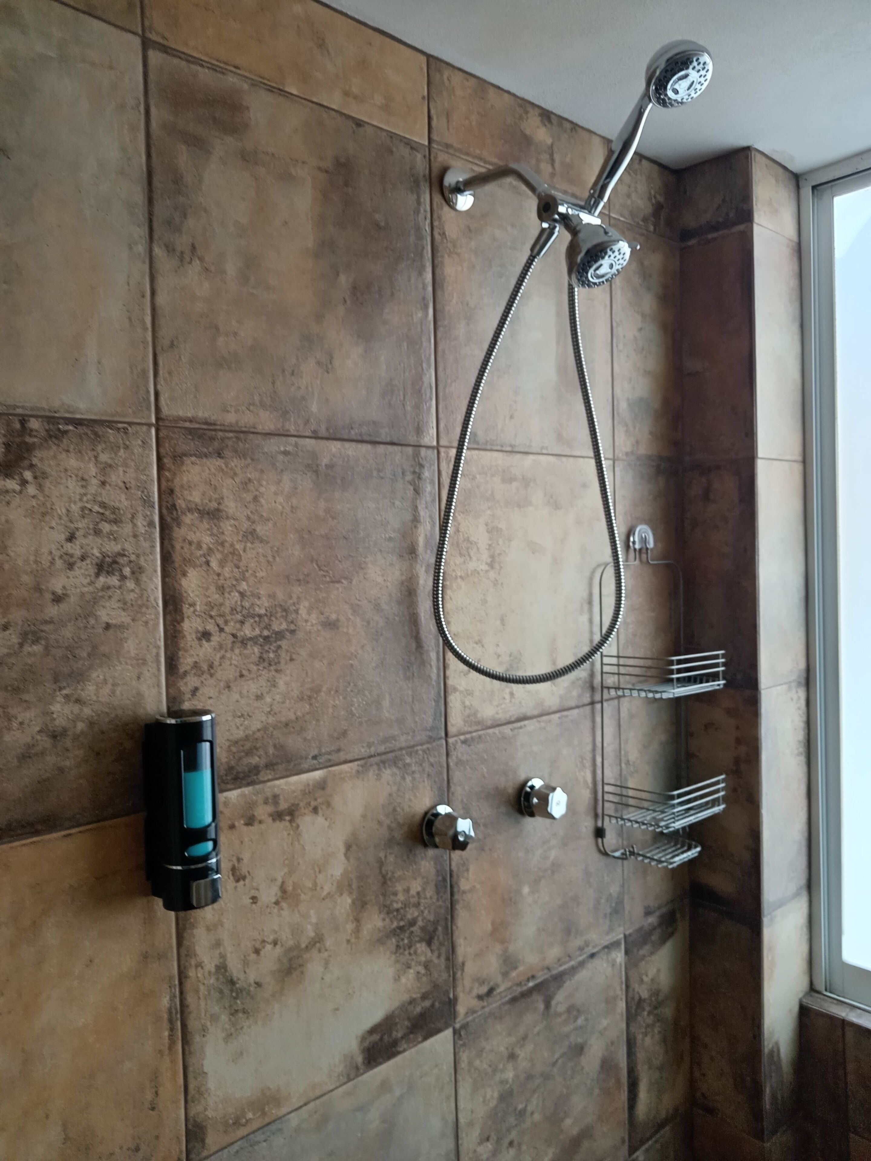 Douche, serviettes fournies, savon, papier toilette