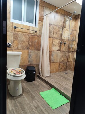 Douche, serviettes fournies, savon, papier toilette