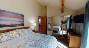 3 bedrooms, iron/ironing board, WiFi, bed sheets - Walk to Village! Lovely 3-bedroom townhome in welcoming Sunriver. (Sunriver)