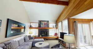 Living area - Walk to Village! Lovely 3-bedroom townhome in welcoming Sunriver. (Sunriver)