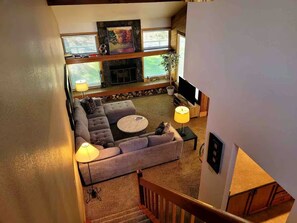 Living area - Walk to Village! Lovely 3-bedroom townhome in welcoming Sunriver. (Sunriver)