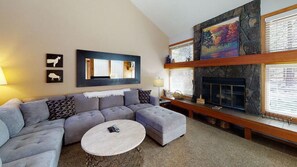 Living area - Walk to Village! Lovely 3-bedroom townhome in welcoming Sunriver. (Sunriver)