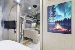 2 bedrooms, iron/ironing board, WiFi, bed sheets - Unique Urban Getaway - Hot Tub/Near Airport - 30 ft. Flying Cloud Airstream Bunk (San Antonio)
