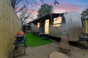 Property grounds - Unique Urban Getaway - Hot Tub/Near Airport - 30 ft. Flying Cloud Airstream Bunk (San Antonio)