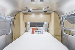 2 bedrooms, iron/ironing board, WiFi, bed sheets - Unique Urban Getaway - Hot Tub/Near Airport - 30 ft. Flying Cloud Airstream Bunk (San Antonio)