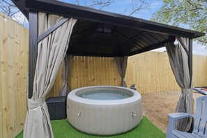 Outdoor spa tub - Unique Urban Getaway - Hot Tub/Near Airport - 30 ft. Flying Cloud Airstream Bunk (San Antonio)