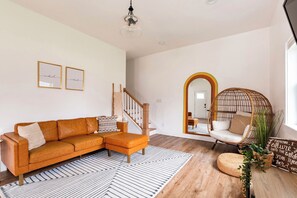 Living area - The Indy Cottage - Charming bungalow near Mass Ave (Indianapolis)
