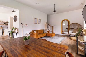 Living area - The Indy Cottage - Charming bungalow near Mass Ave (Indianapolis)