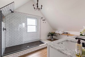 Shower, hair dryer, towels, soap - The Indy Cottage - Charming bungalow near Mass Ave (Indianapolis)