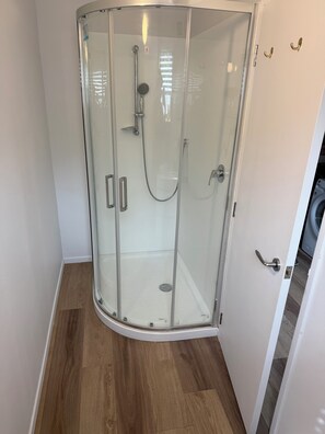 シャワー、石鹸、トイレットペーパー