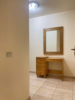 Quarto casal conforto, sacada, vista para a cidade | Wi-Fi de cortesia, roupa de cama