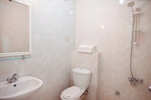 Combined shower/tub, towels, soap, toilet paper - smouha Hotel (Alexandria)