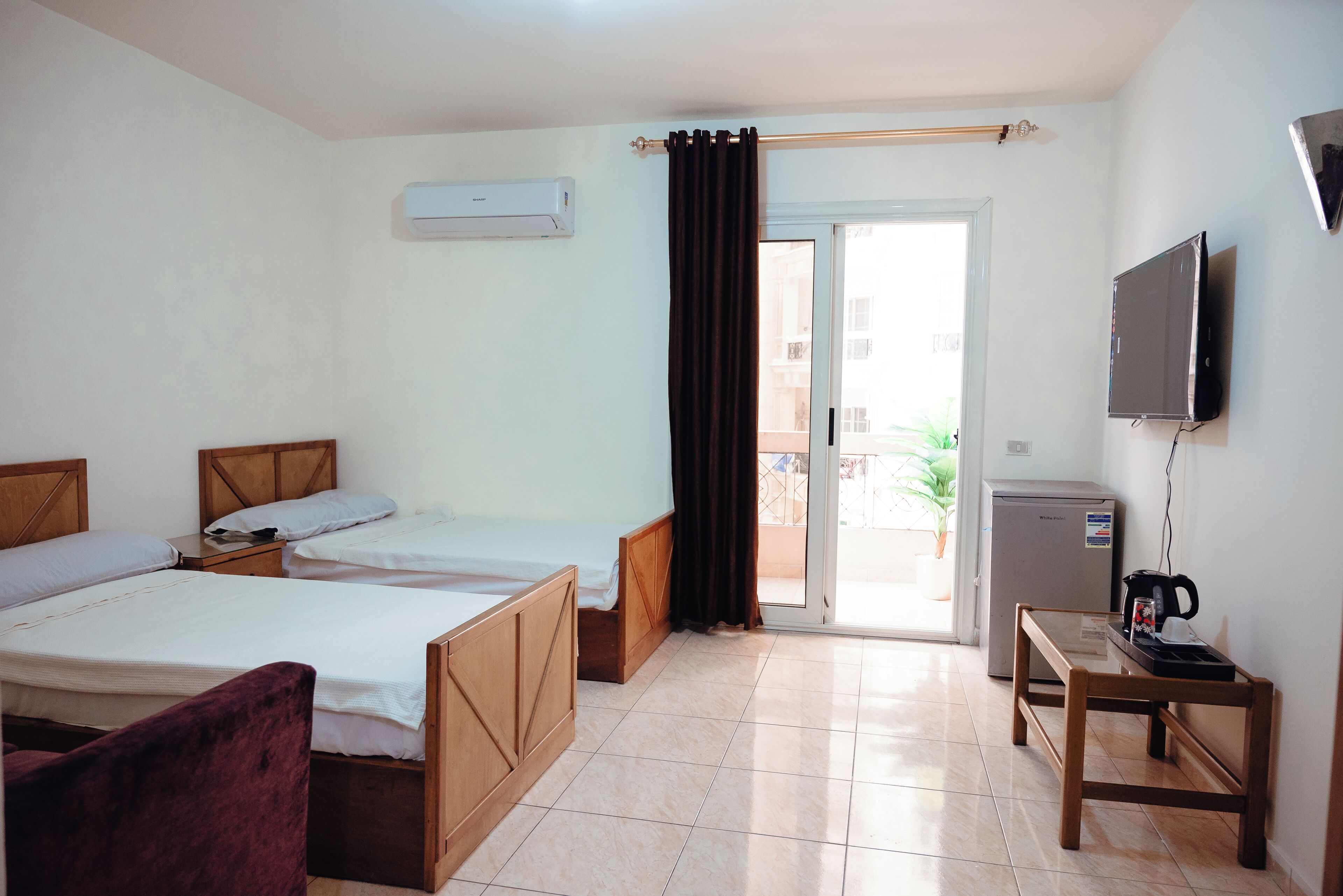 Quarto casal conforto, sacada, vista para a cidade | Wi-Fi de cortesia, roupa de cama