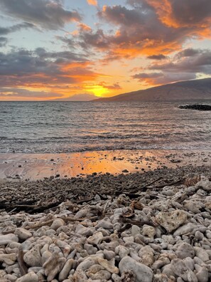 Beach - Ocean Front View featuring Molokini crater, Kaho'olawe, and Lanai! (Kihei)