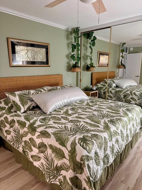 Un dormitorio con una cama, un espejo grande y una obra de arte enmarcada en la pared.