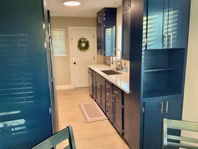 Stylish Uptown Apartment, Steps from Downtown