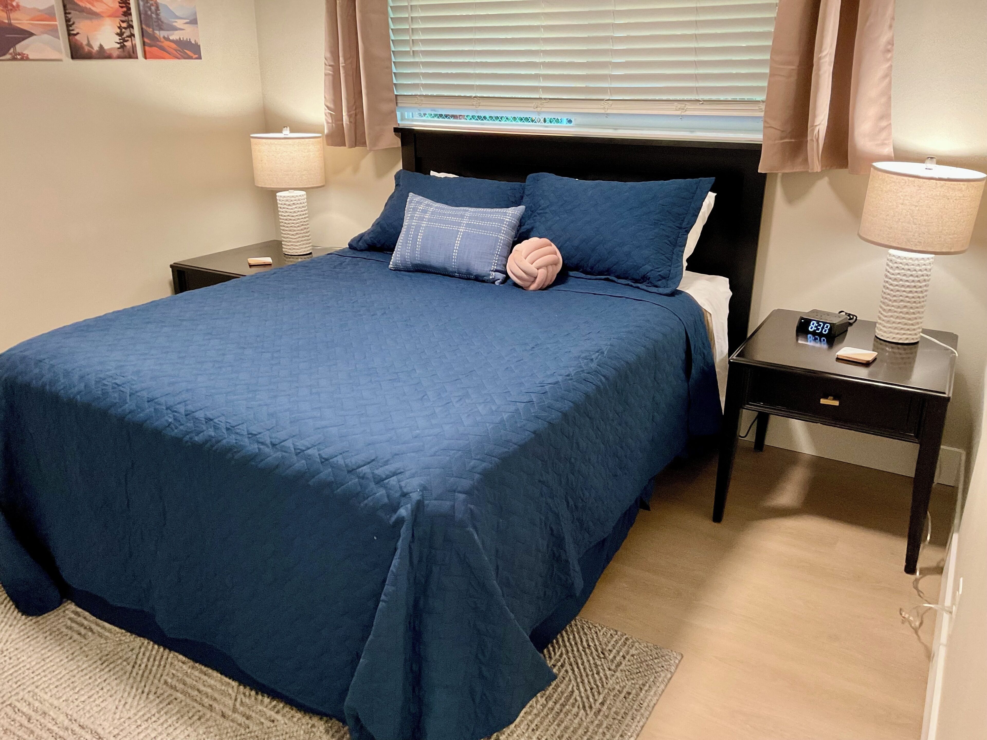 Tabla de planchar con plancha, wifi y ropa de cama 