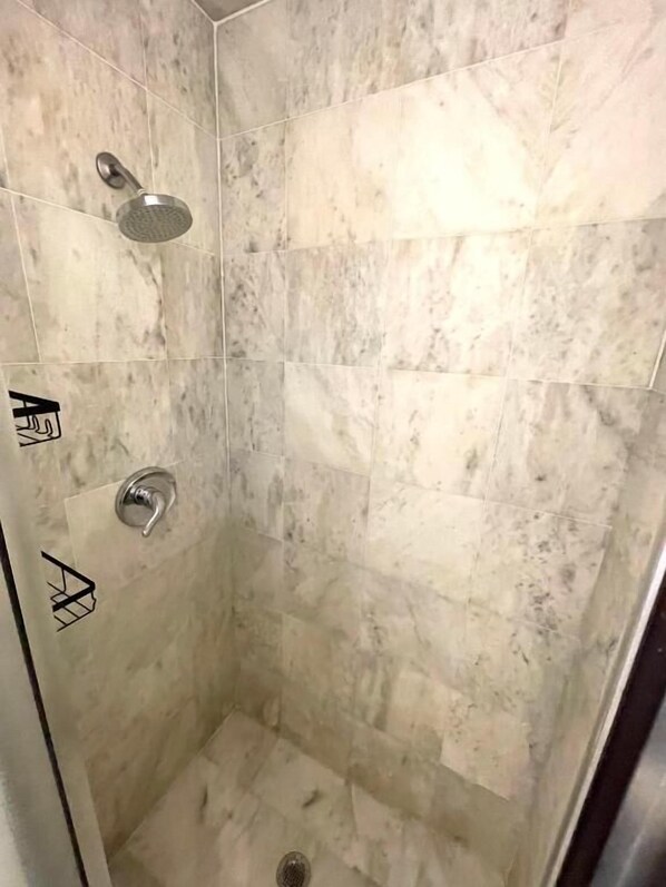 Departamento familiar, para no fumadores | Baño | Regadera, secadora de cabello, toallas, jabón 