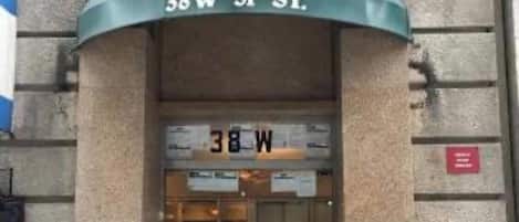 Vista frontal de la propiedad