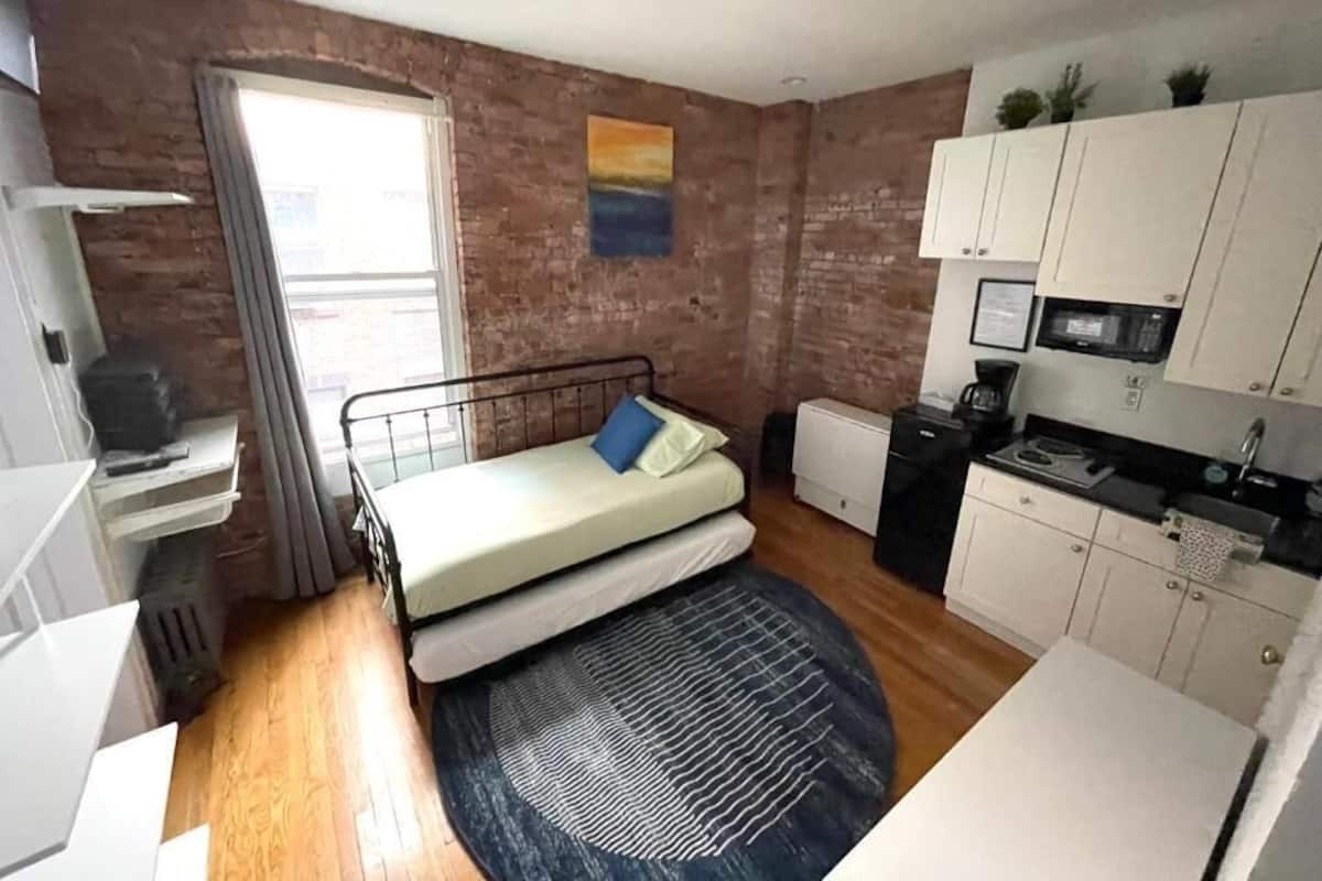 Apartment, Non Smoking | WiFi (free), bed sheets
