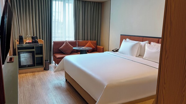 Deluxe Room | Bathroom | Shower, hair dryer, towels, soap - ARTOTEL Living World Grand Wisata Bekasi (Kec. Tambun Selatan)
