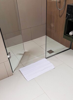 Shower, hair dryer, towels, soap - ARTOTEL Living World Grand Wisata Bekasi (Bekasi)