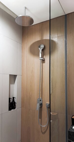 Deluxe Room | Bathroom | Shower, hair dryer, towels, soap - ARTOTEL Living World Grand Wisata Bekasi (Kec. Tambun Selatan)