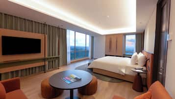 Suite | Desk, free WiFi